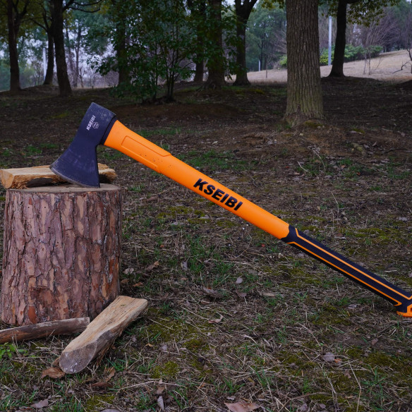 Ascia con manico in vetroresina: qualità e resistenza garantite | KSEIBI